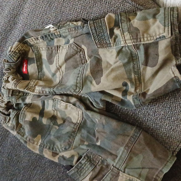 Wrangler camouflage  cargo shorts with elastic bands - Picture 2 of 4